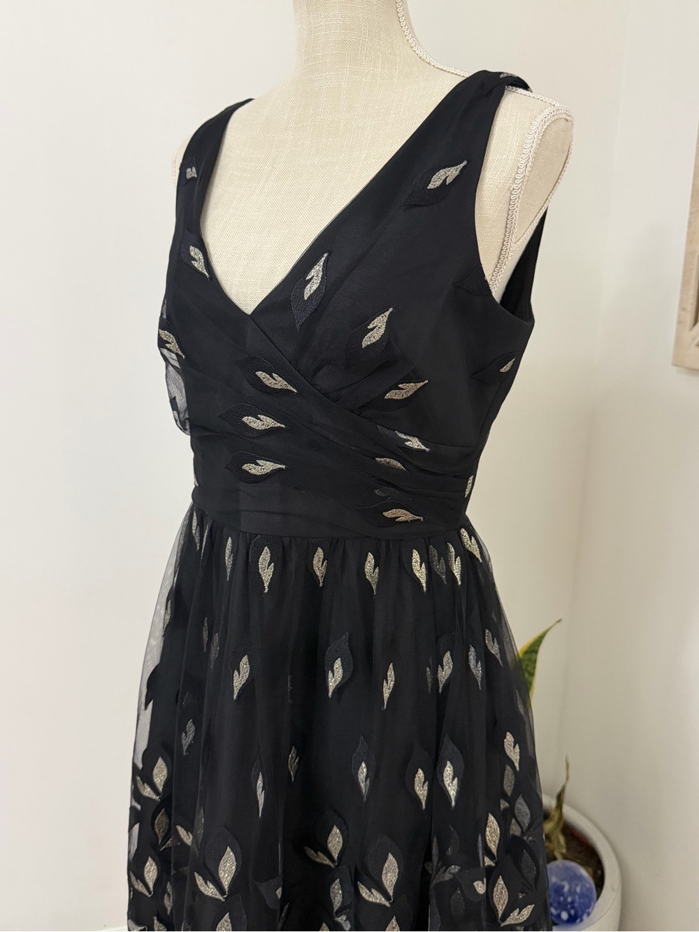 Anthropologie Shoshanna Joalyn Metallic Black Dress with Embroidered Gold Leaves - Picture 4 of 12